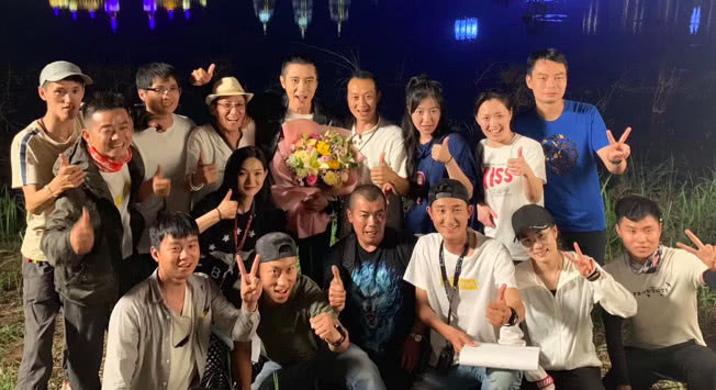 毕滢风波后现身张丹峰剧组合影笑对绯闻？编剧称：一月份旧照