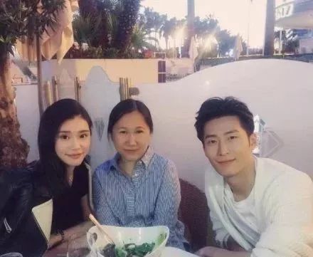 窦骁何超莲公布恋情！赌王家的“豪门槛”越来越低？