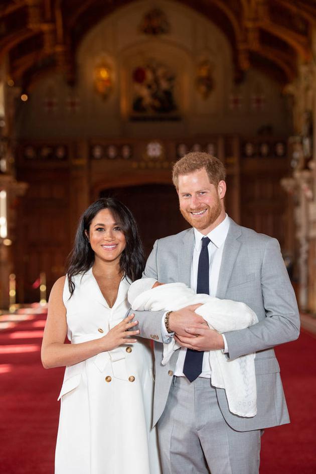 公开亮相！梅根和哈里王子分享宝宝的第一张照片