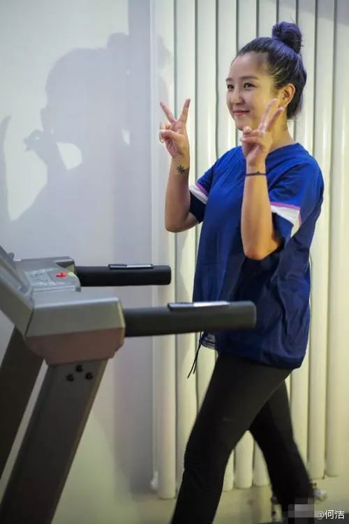 何洁为显瘦p掉半个自己，节食自残、离婚风波，不自信是怎么摧毁掉女明星的...