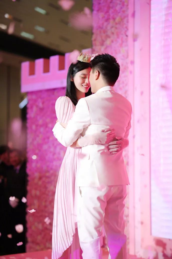 求婚成功！挺着大肚子出席，轰动娱乐圈，谢娜何炅都为她站台