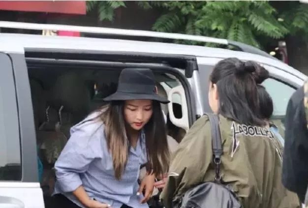 何洁为显瘦p掉半个自己，节食自残、离婚风波，不自信是怎么摧毁掉女明星的...