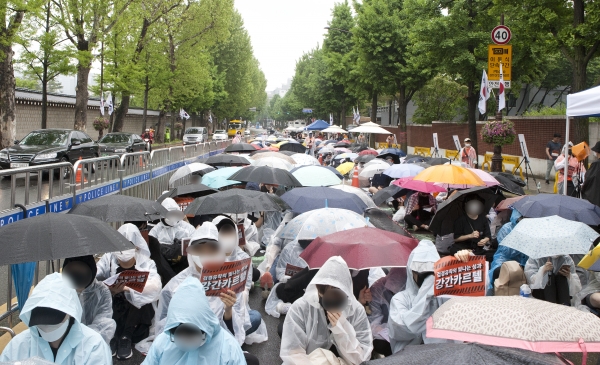 胜利夜店调查结果引不满 韩国女性团体集会抗议