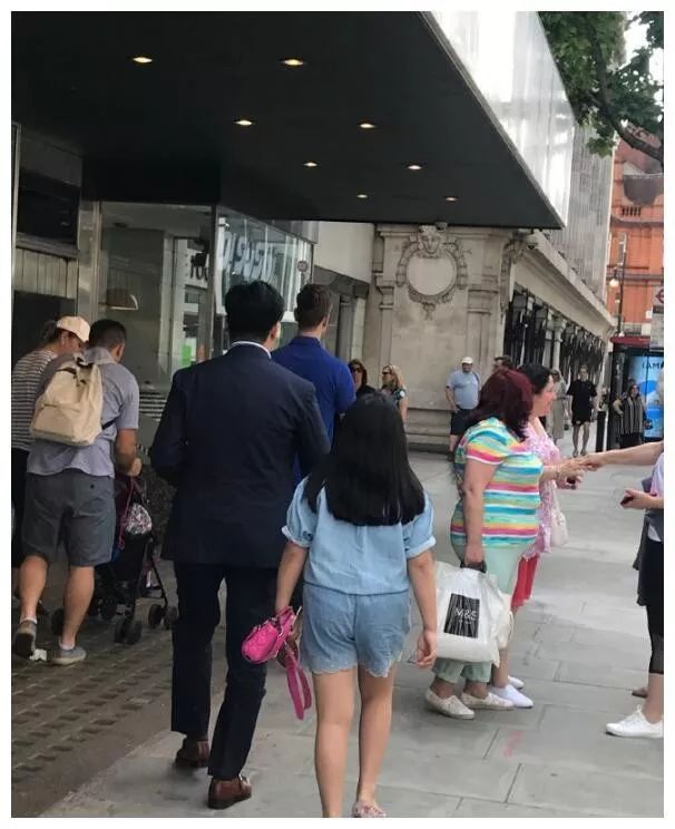 女儿穷养还是富养？李湘这个人民币玩家，显得小S好寒酸！