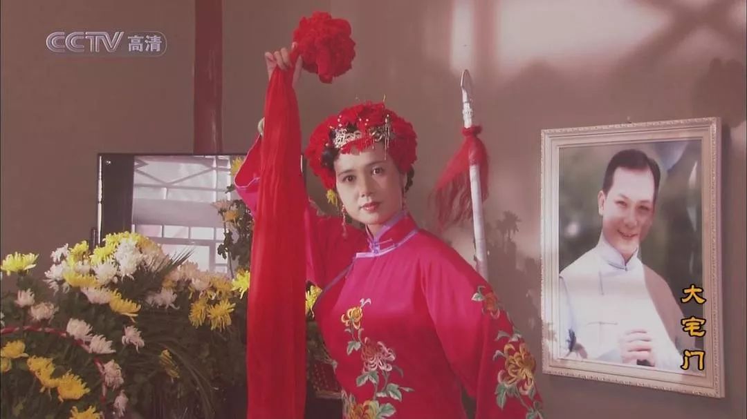 两年前她因私生活爆红热搜，今天却毁在粉丝手里。