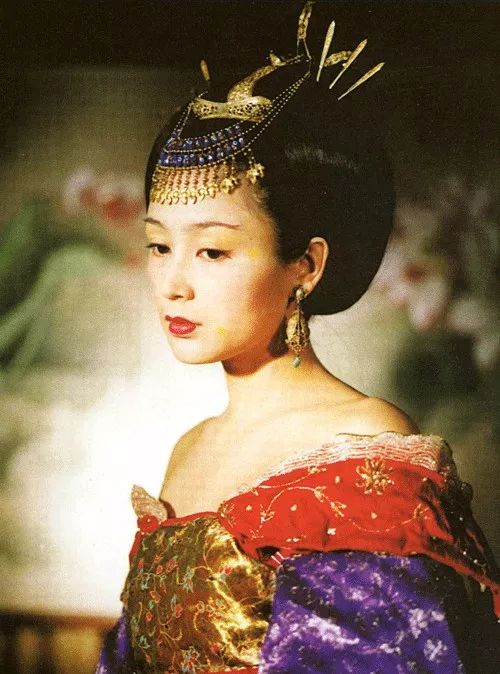 人生上半场，她持靓行凶；如今50岁，美人不败的岂止是颜值