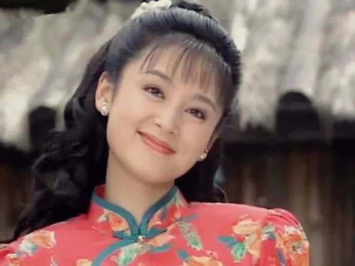人生上半场，她持靓行凶；如今50岁，美人不败的岂止是颜值
