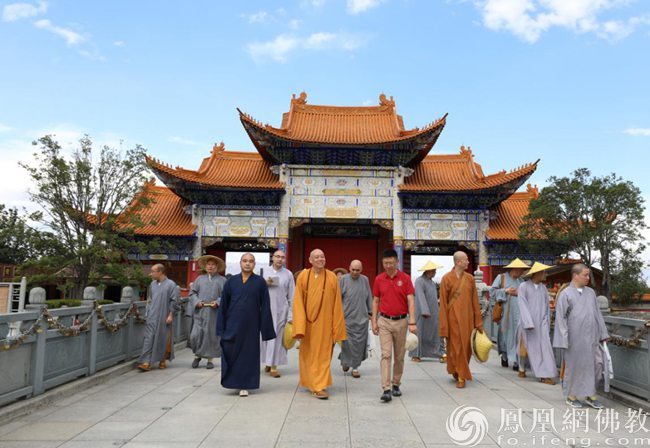 协会会长,中国佛学院普陀山学院院长,普济禅寺方丈道慈大和尚为团长