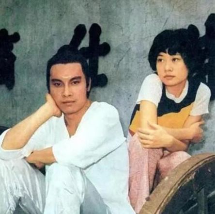 抢人男友、刀插爱人，为爱情下跪的亦舒双标到天际了…