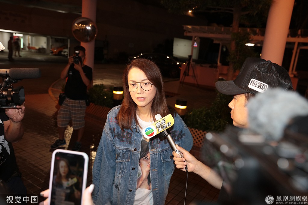 任达华返港就医恐二度手术，紧闭双眼直上病房