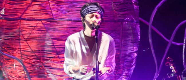 “实力撩妹！窦靖童画海盗妆开唱