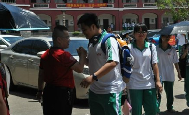 凤凰海南图文直击:2016年海南高考考场内外