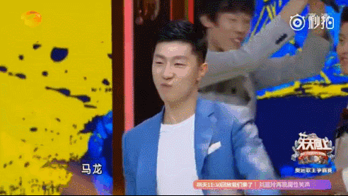 刘国梁马龙拍时尚大片 怎么看都像于正抱着倒霉熊!