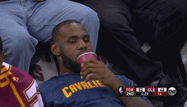 詹皇惬意观战学葛优瘫吃爆米花 亲自上阵指导乐福