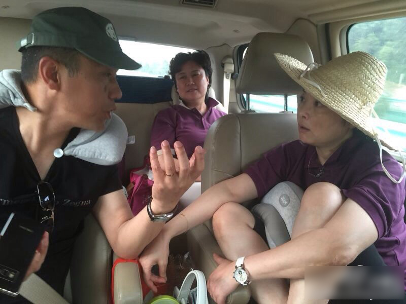 袁立素颜下乡做公益 头戴草帽接地气
