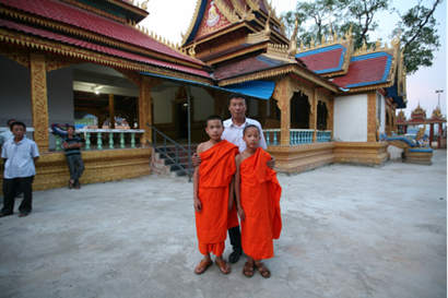 河北省三宝佛教慈善基金会捐五万元助曼纳村佛