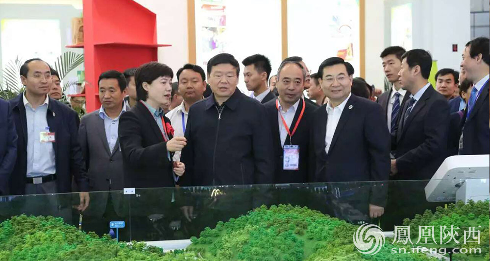 省委书记娄勤俭,省长胡和平等一同到延安展区察看参展情况