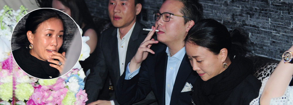 那英夜店捞金一脸疲惫 不拘邻座“吞云吐雾”