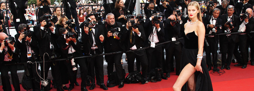 《爱恋》戛纳首映 小李子前女友演绎长腿诱惑！