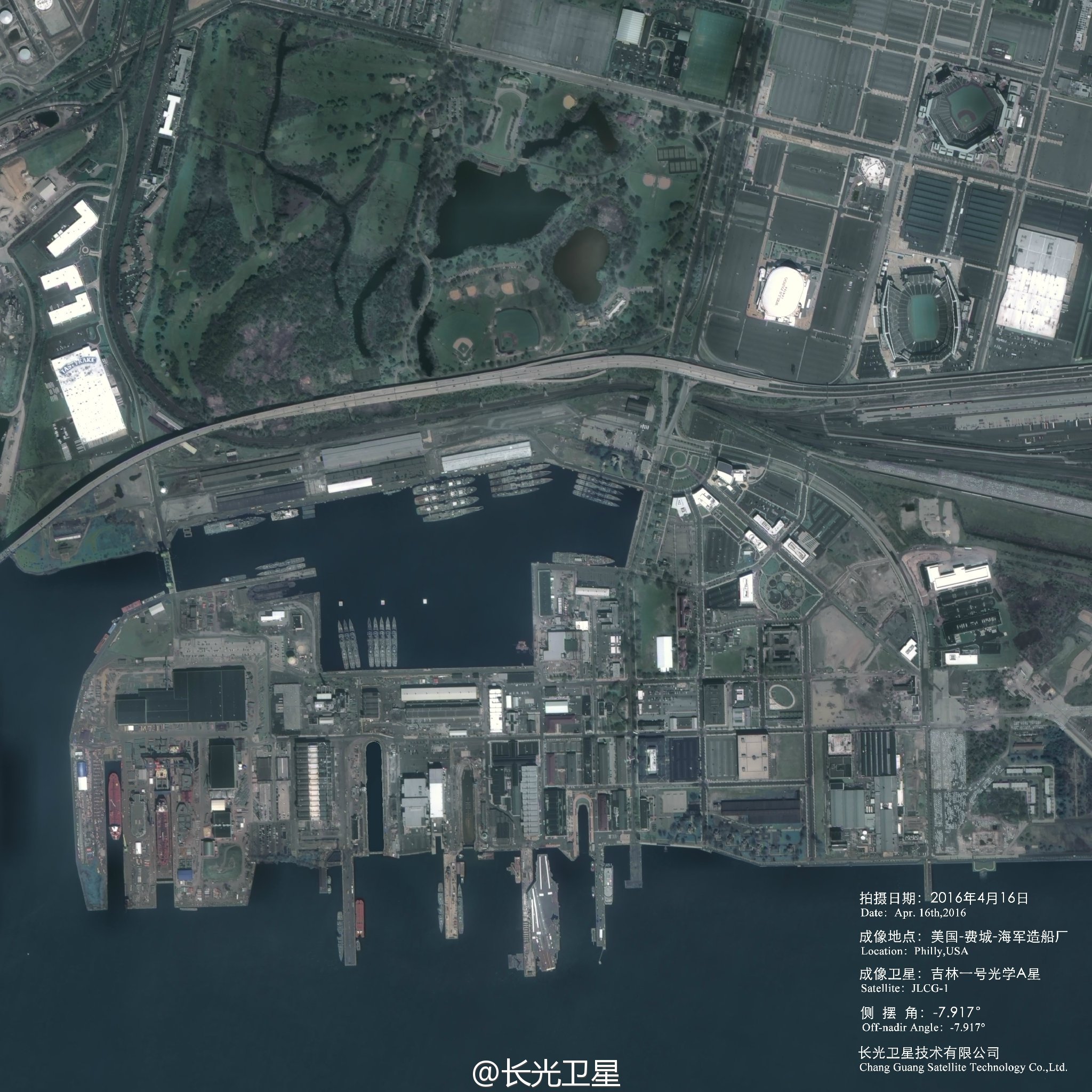 中国卫星高清拍摄美军航母港口