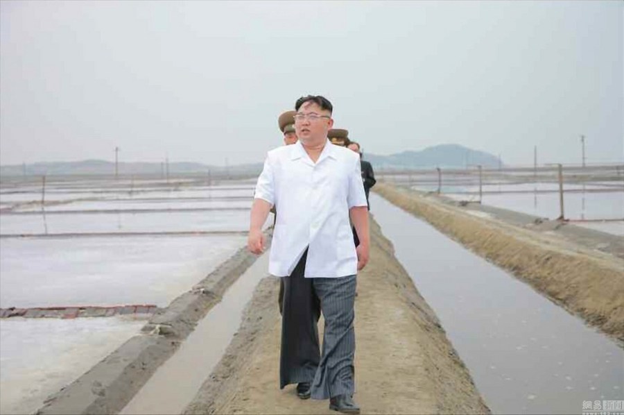 金正恩视察朝鲜盐场:戴眼镜穿短袖衬衫 众人跟
