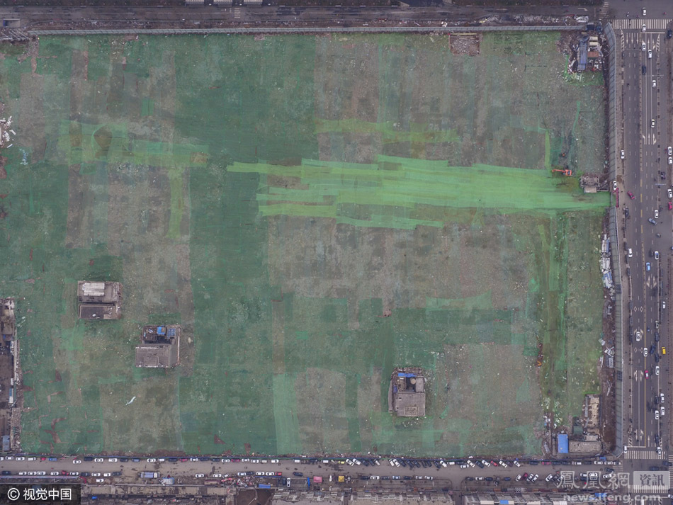 同样的故事似乎在中国大城市中都不能避免发生。山西省太原市，位于城市商圈的亲贤村原所在地两座尚未达成拆迁协议的“钉子户”在铺设防尘网后成为绿洲上的“钉子岛”。工作人员将现场所有易发生扬尘污染的区域铺设绿色抗尘过滤网打造出一块巨型人造“绿地”。