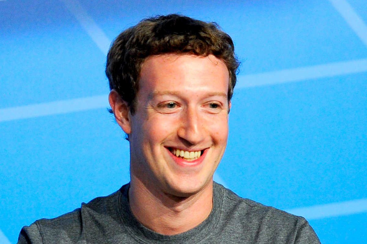 Facebook CEO马克·扎克伯格（Mark Zuckburg）。当扎克伯格2010年签署“捐赠誓言”时，他的身家还只有60亿美元，如今这一数字已变为359亿美元，这些钱绝大多数都将会捐给慈善事业。小札和他的妻子普里西拉（Priscilla）一直是活跃的慈善家，他们在2015年向旧金山一家医院捐献了7500万美元，从而帮助其改造升级。扎克伯格还曾向硅谷基金会（Silicon Valley Foundation）捐款近10亿美元。