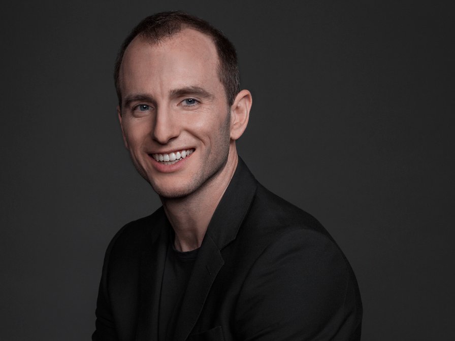 Airbnb创始人乔·吉比亚（Joe Gebbia）。又一位Airbnb出来的亿万富翁慈善家。他在今年5月承诺捐出绝大部分财富。