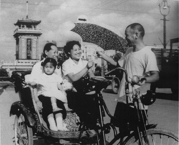 1955年，江苏南京，街头三轮车。