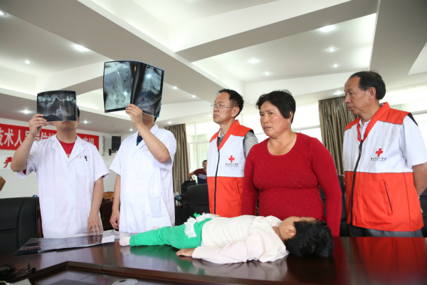 脊柱拯救行动为脊柱侧弯患儿撑腰