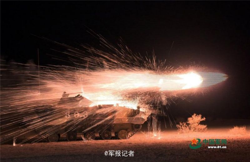 车载导弹夜间射击发射瞬间