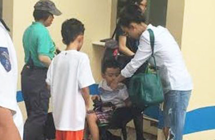 张柏芝带俩儿子逛游乐园 6岁小Q仍坐婴儿车