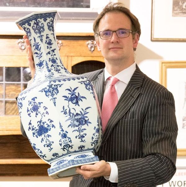 英国夫妇不识货用乾隆瓷瓶顶门 估价100万英镑(图)