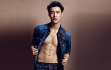 张艺兴露“人鱼线”性感