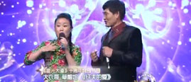 大衣哥草帽姐霸气演唱《纤夫的爱》 台下老外都听醉
