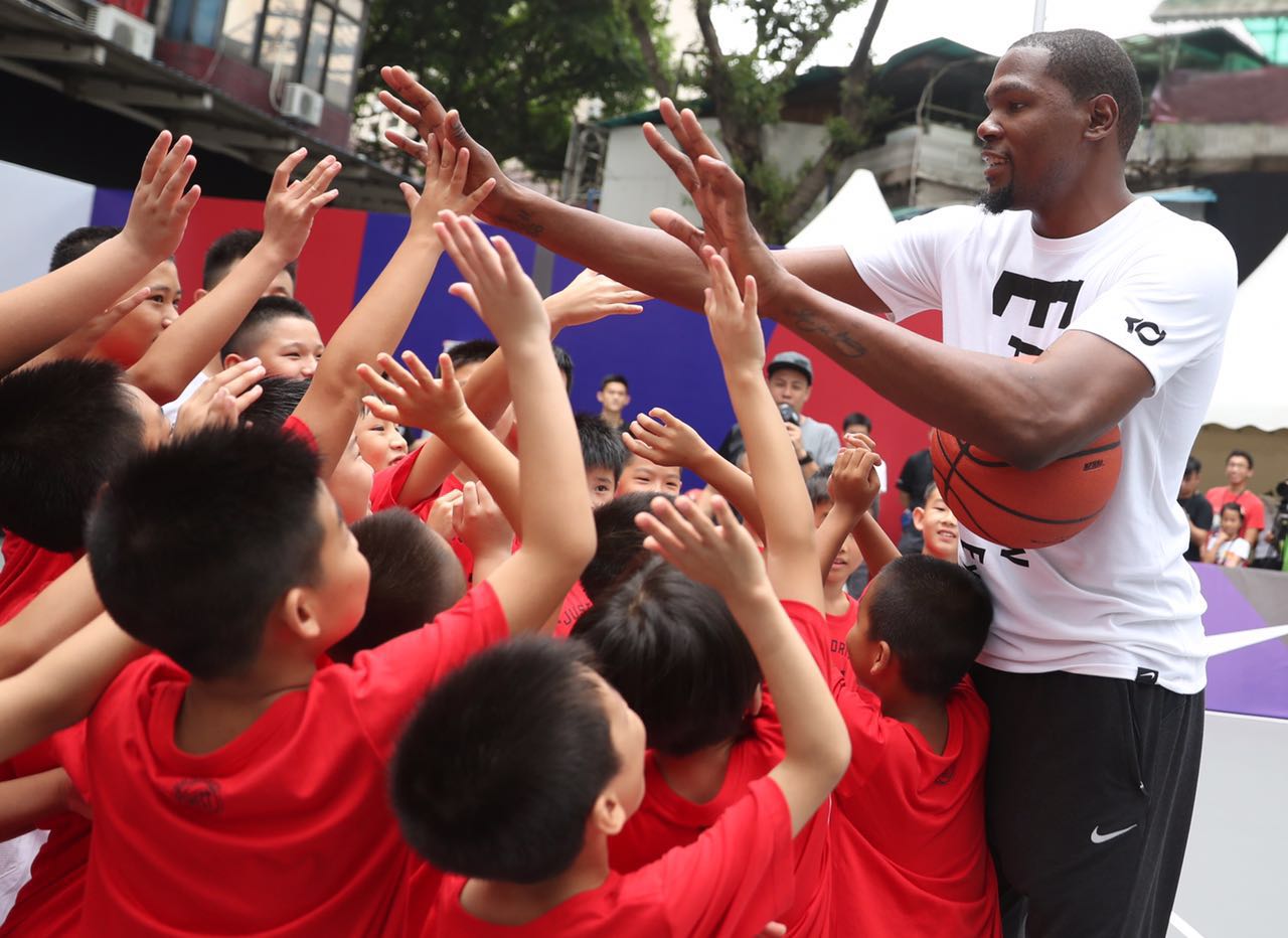 与小朋友们击掌