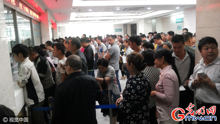 医院排长队等号 "占位神器"马扎病历齐上阵(图)