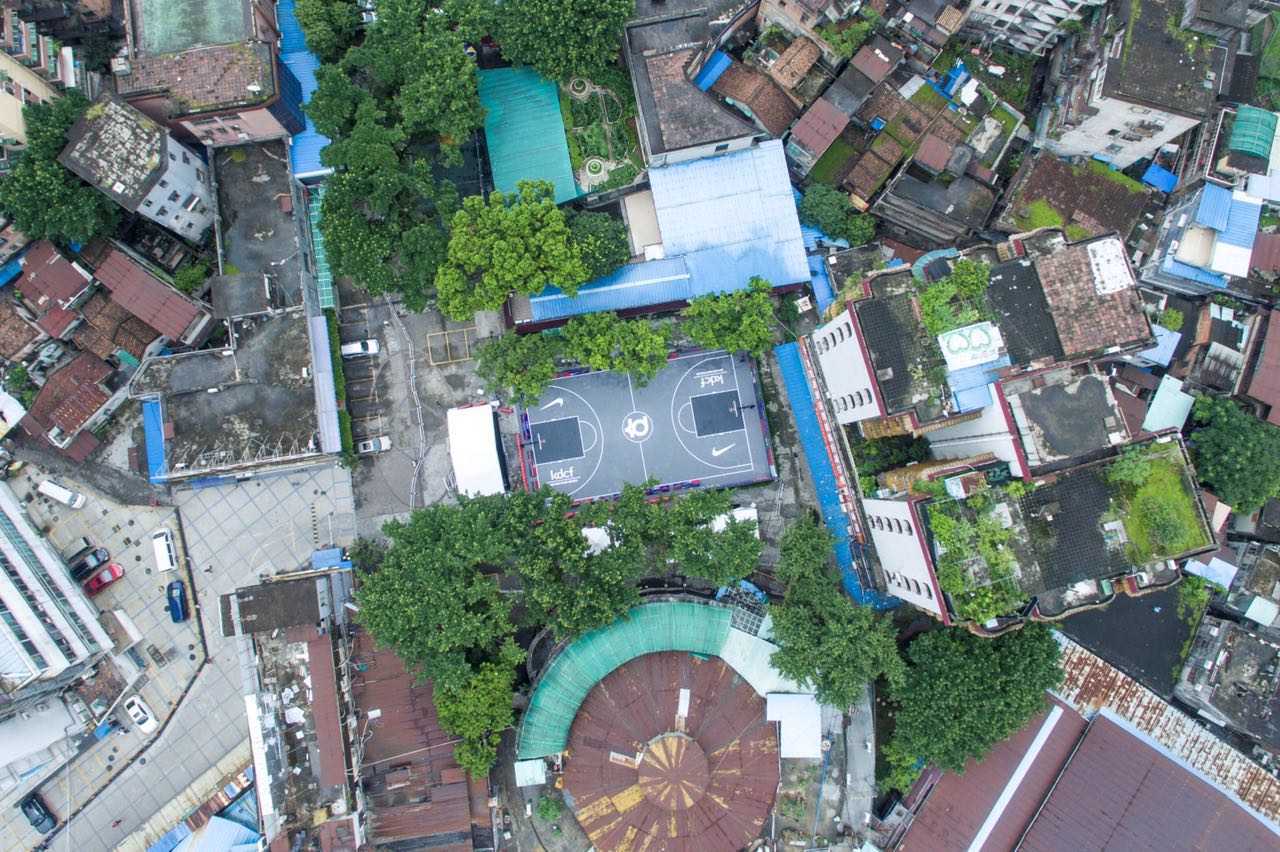 KD捐赠翻新的社区球场。