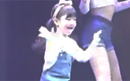 7岁小萝莉与韩女团斗舞 整个世界都萌化了