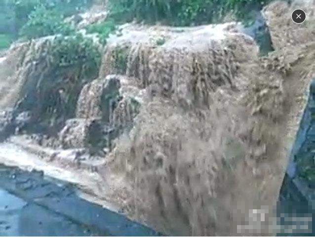 湖南古丈县发生山洪及山体滑坡 冲垮民居掩埋铁路(图)
