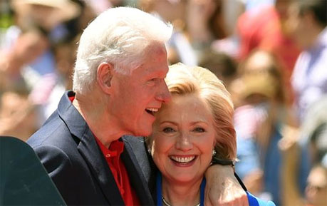 美前总统克林顿为老婆站台 甜蜜回忆两人相遇