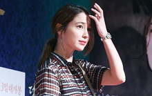 李秉宪娇妻戴名表豪戒指