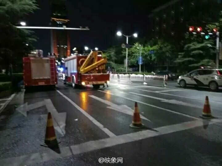 河南道路突然塌陷 路人掉进深坑瞬间(高清组图)