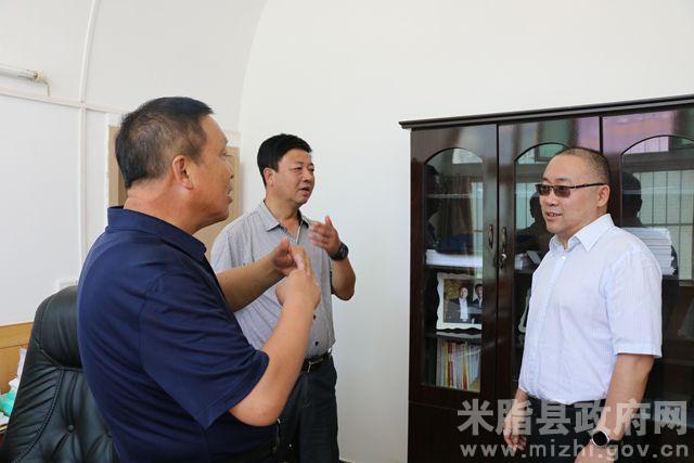 米脂县委书记王国忠走访看望县委,县人大,县政协机关干部图片