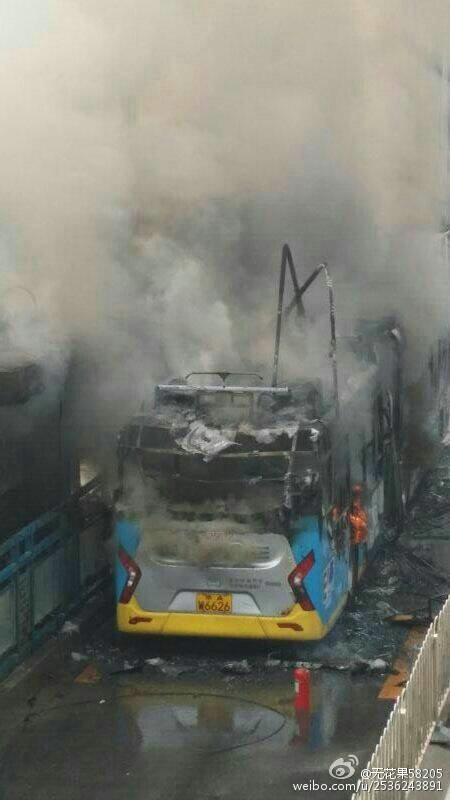 北京一公交车起火被烧毁 尚无人员伤亡报告(图)