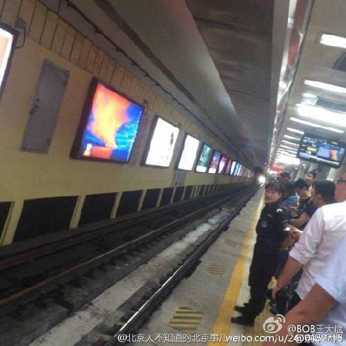 北京地铁1号线停运致乘客被困车厢  一女孩险晕倒(图)