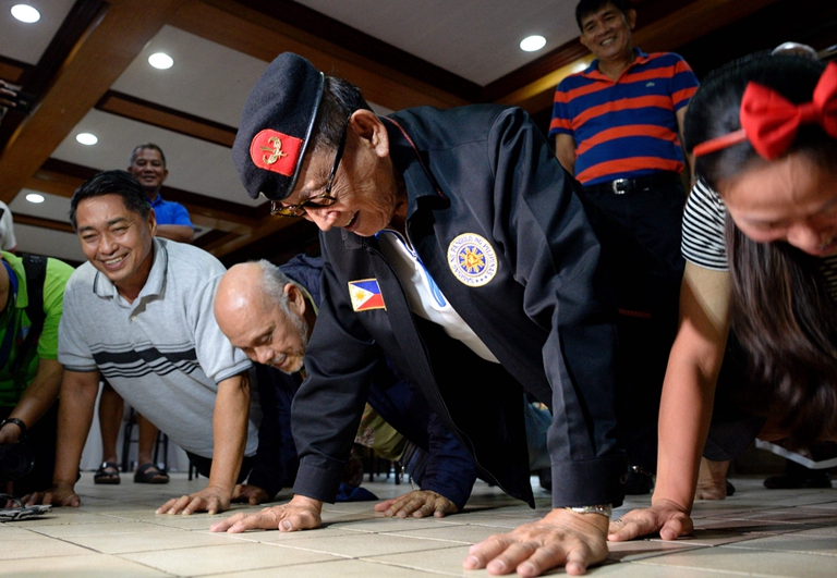 菲律宾88岁前总统在新闻发布会连做10个俯卧撑(图)