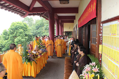 广州市大佛寺僧俗大众赴佛世山庄秋季祭祖