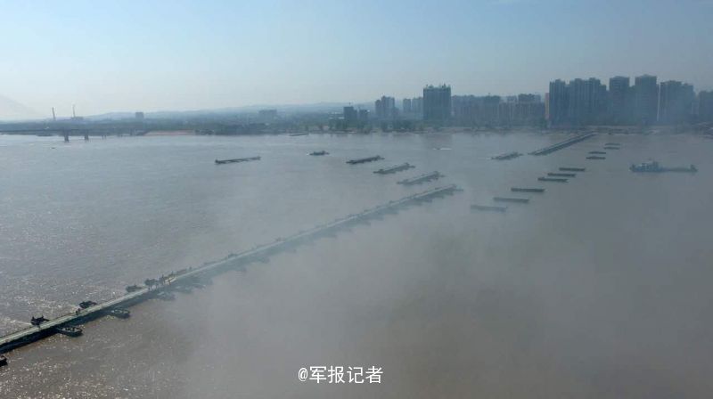 26 分 40 秒！中部战区陆军架 1150 米浮桥横跨长江