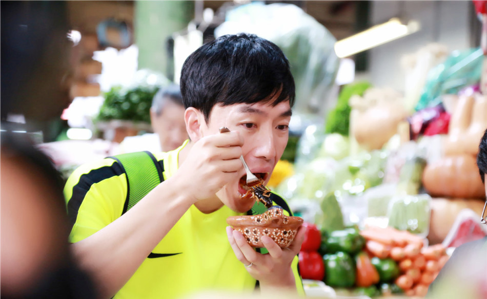 组团吃蝎子!郭晶晶紧捂胸口 刘翔呛出眼泪(组图)